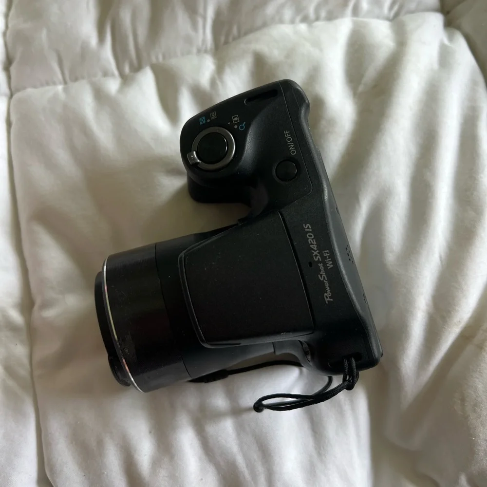 CANON SX 420 IS - perfect condition - comes with everything you need - wifi